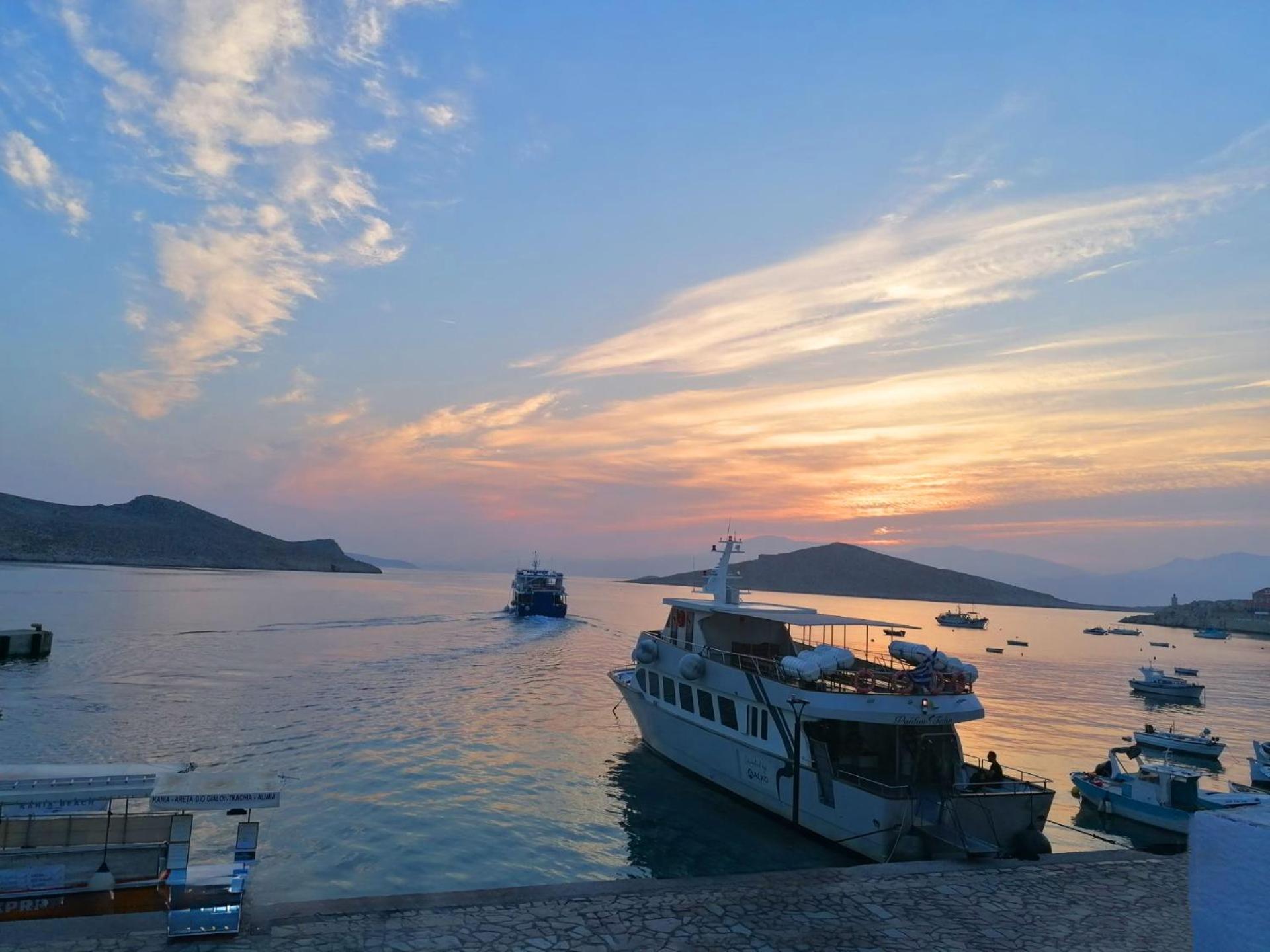 Annas Houses Chalki Town Стая снимка